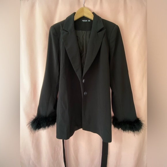 NASTY GAL COLLECTION BELTED BLAZER WITH FEATHER CUFFS - Picture 3 of 7